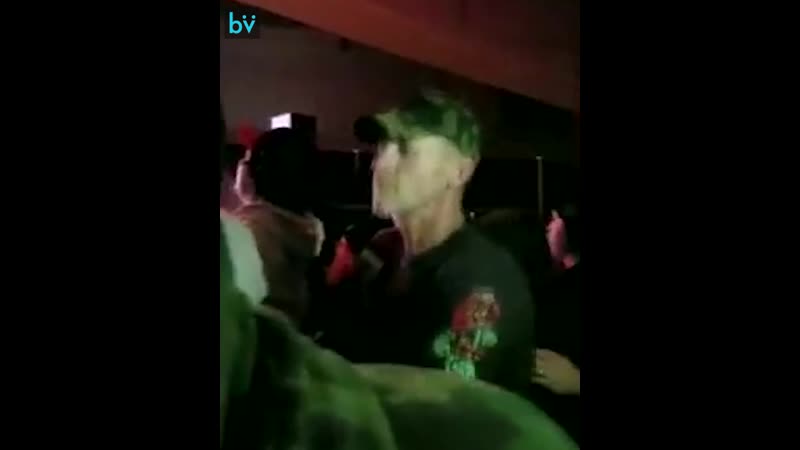 Дочь переводит песню на язык жестов для глухого отца