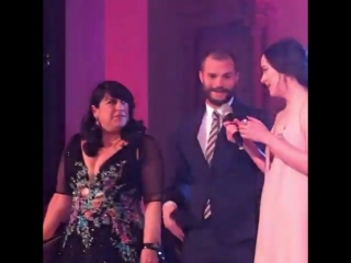 Jamie com dakota e e l james no palco [fifty shades darker premiere]