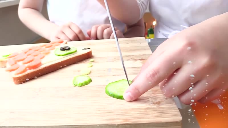 Подружки настя и ксюша готовят бутеры