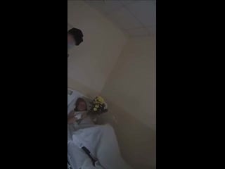 Ударивший в молодые женщину полицейский пришёл в больницу [ненормально]