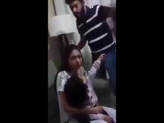 Homem traído corta cabelo da mulher