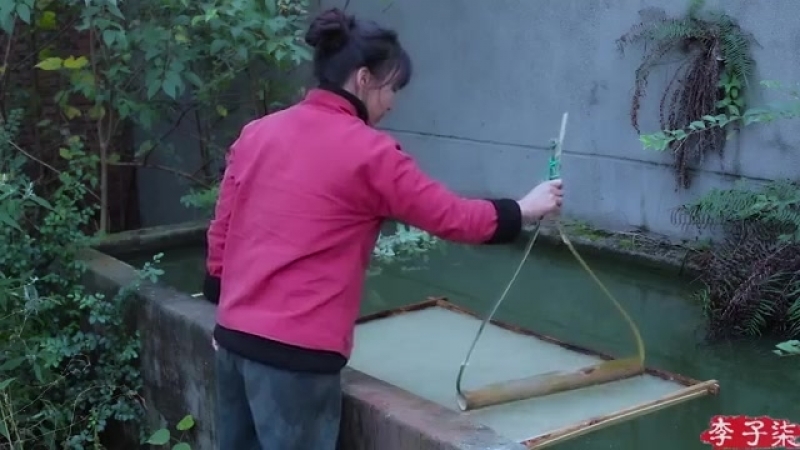 Китаянка делает бумагу