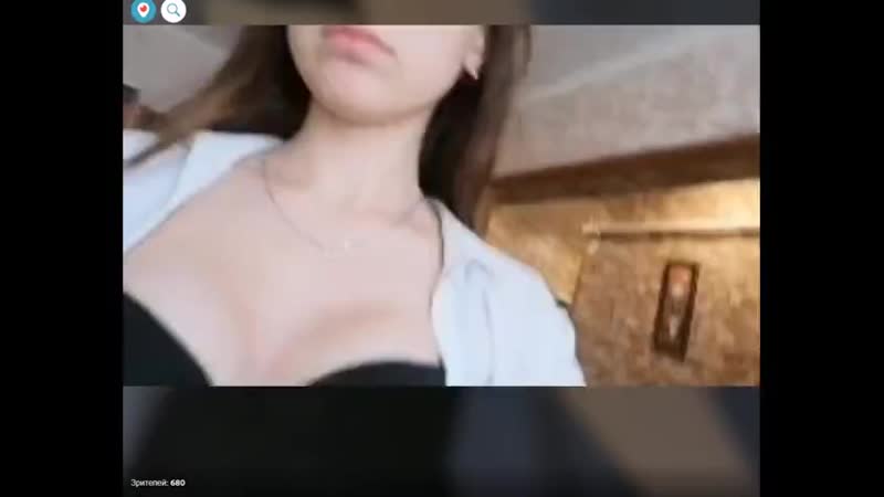 Школьница в белье общается в перископе