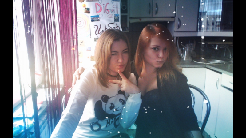 Солнышки в хате болтаем, улыбаемся и машем