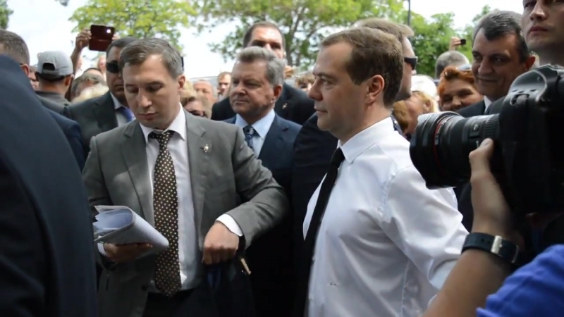 Медведев крымским пенсионерам денег нет, но вы держитесь!
