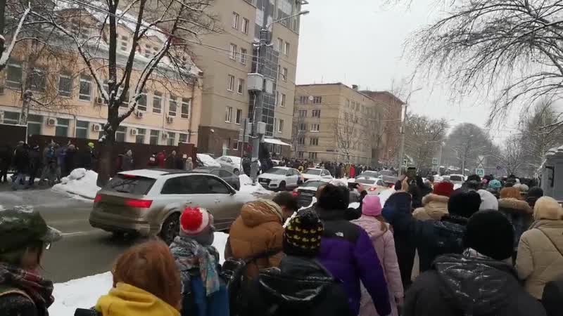 Участники акции под песню «перемен!» группы «кино»
