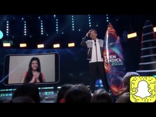Луи томлинсон на сцене «teen choice awards 2018» получает свою награду «мужской исполнитель»