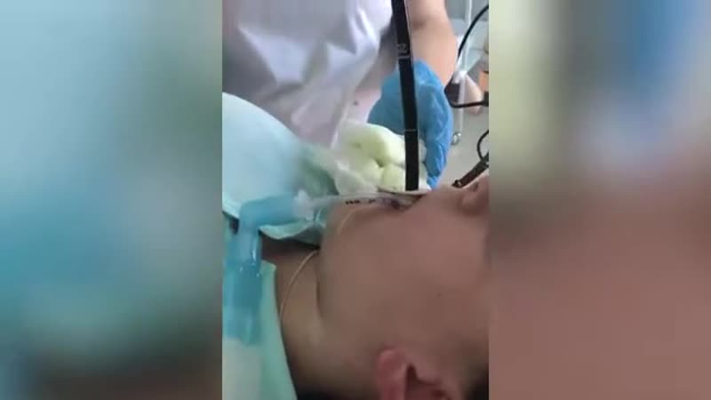 Змея заползла в рот спящей девушки