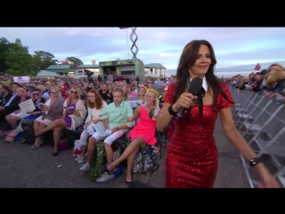 Lena phillipsson, petra marklund and thr audience änglamarken (allsång på skansen 2015)