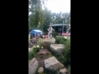 Девочка танцует на камне (рок фестиваль «парк рок»)