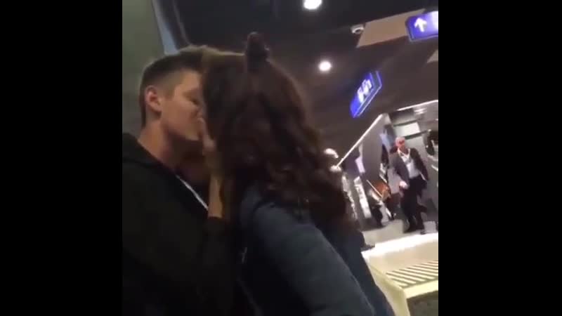 Прижала к стенке и целует