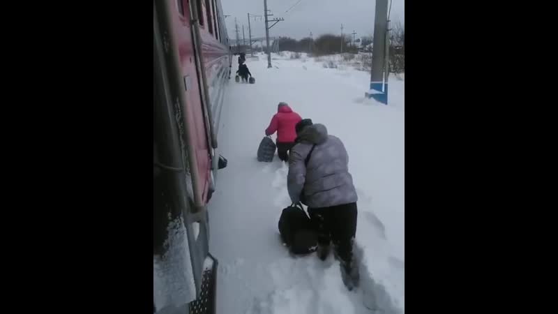 Людям приходится буквально пробираться через метровые сугробы по дороге на работу и обратно домой
