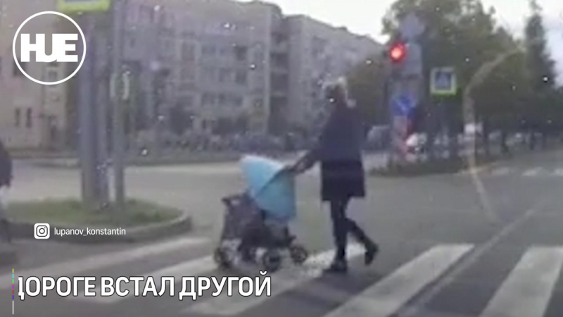 Под питером машина заслонила мать с коляской от несущегося лихача