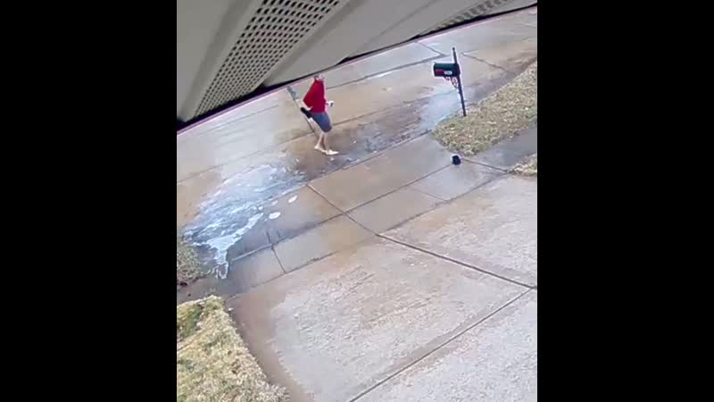 Взбодрился утром даже тапки слетели