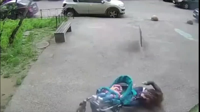 На мать с ребенком упал карниз