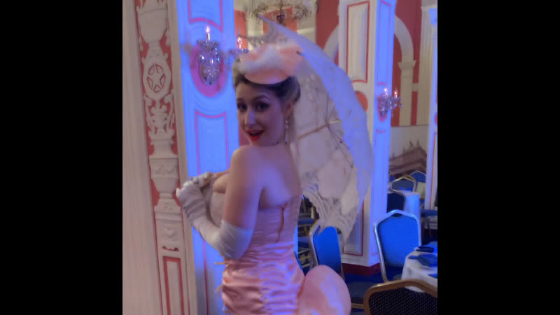 Китти орлова репетирует перед началом шоу