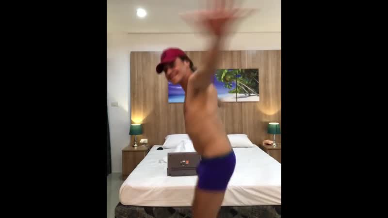 Странник артур танцует в отеле, после травмы ноги 2020 01 01