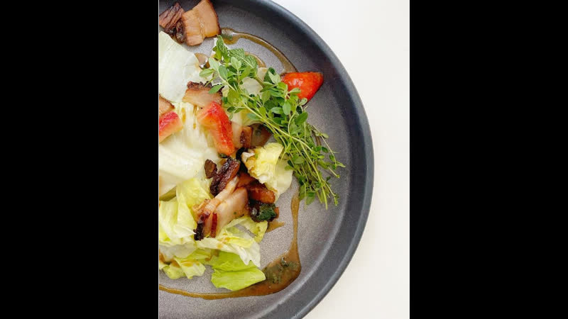 Салат с клубникой и беконом black forest от велком