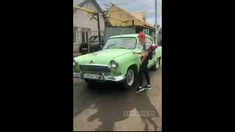 Девушки впервые увидели волгу
