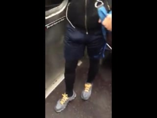У парня стояк в метро