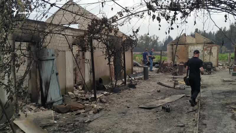 На пожарище как люди возвращаются к домам, которые уничтожил лесной пожар?