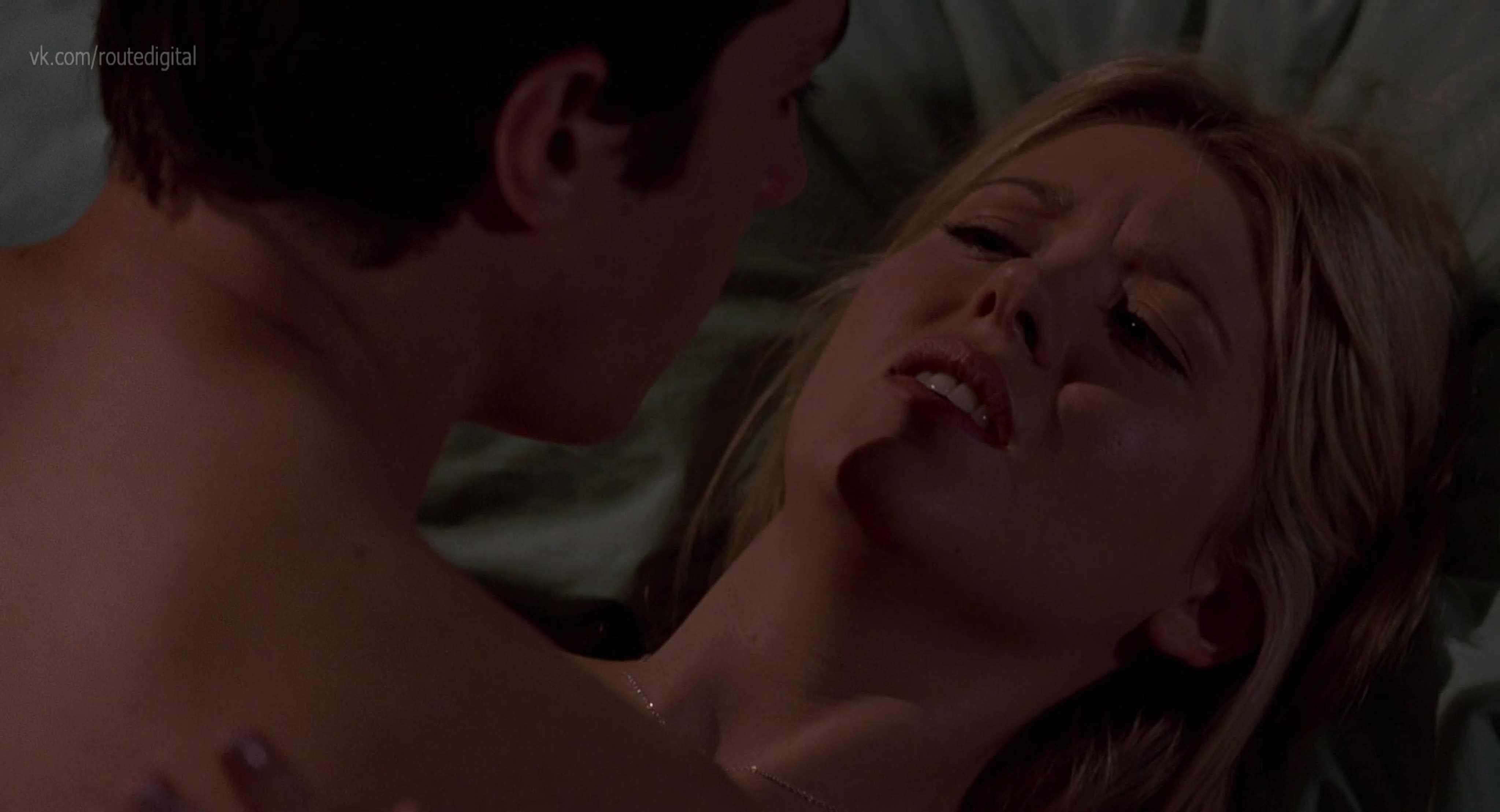 Кешкі көйлек пен шұлық киіп жүр Порно алмаз Alexa мастурбация