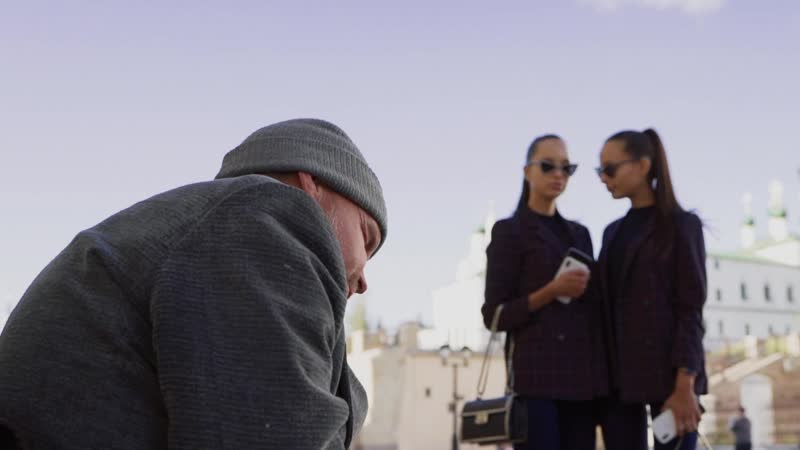 Казанские близняшки учат, как нужно относиться к бездомным людям