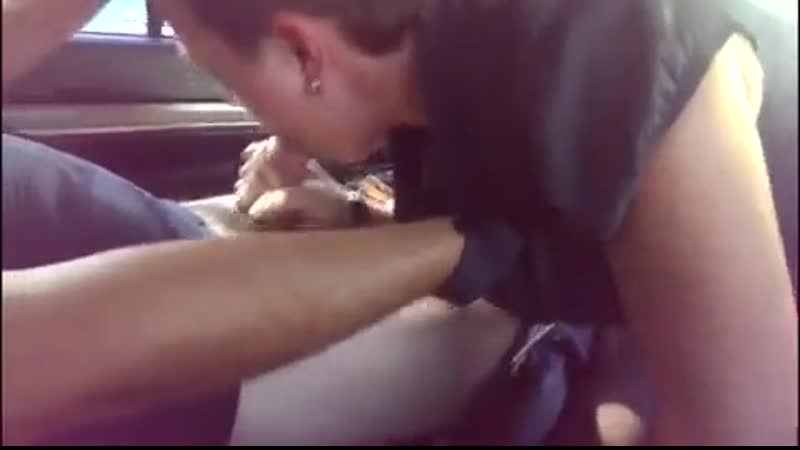 Женщина обменивается спермой с мужчиной