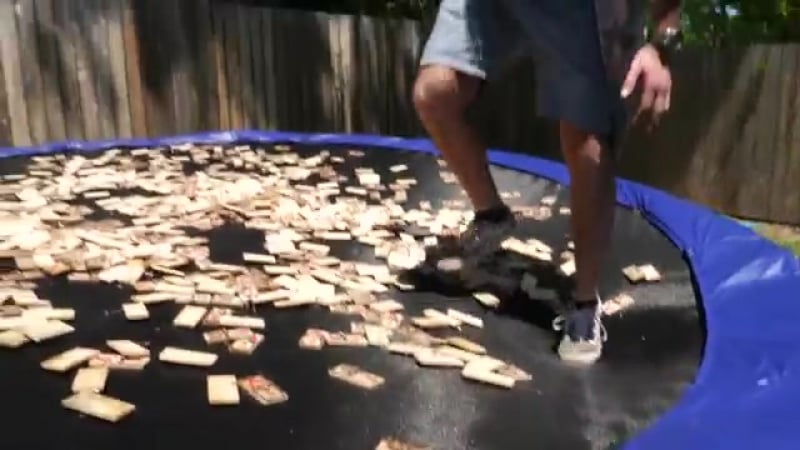 Смелый блогер совершил прыжки на батуте с 1000 заряженных мышеловок