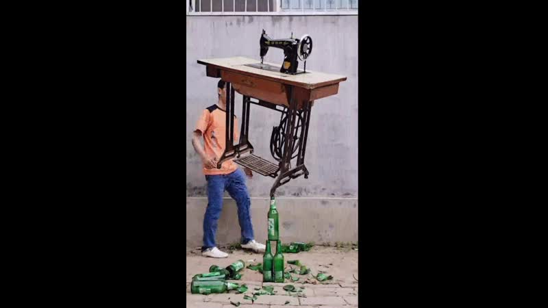 Китайский парень с невероятным чувством баланса