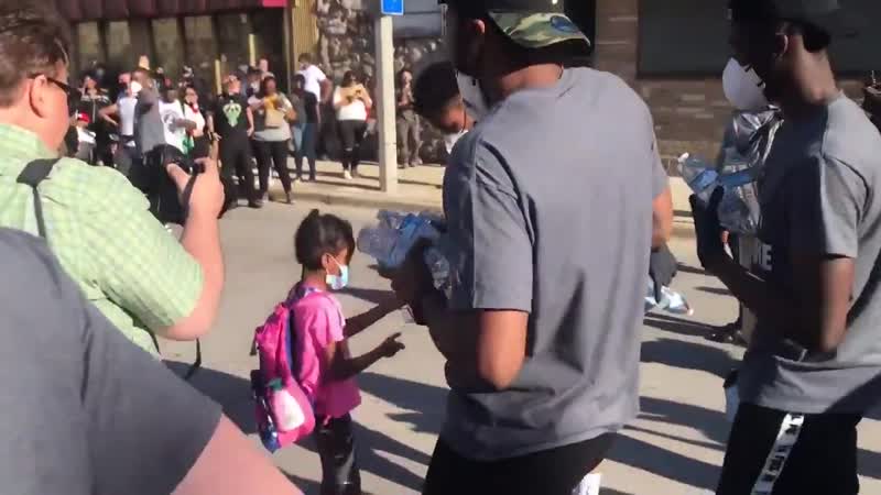 Giannis antetokounmpo passing out water to protesters