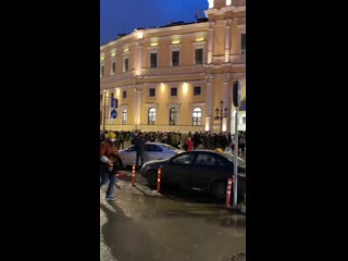 Полицай жестко пнул женщину в молодые