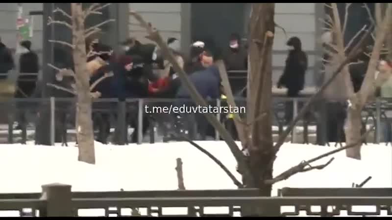 Митинг обезьяны навального,стадом напали на сотрудника дпс в казани