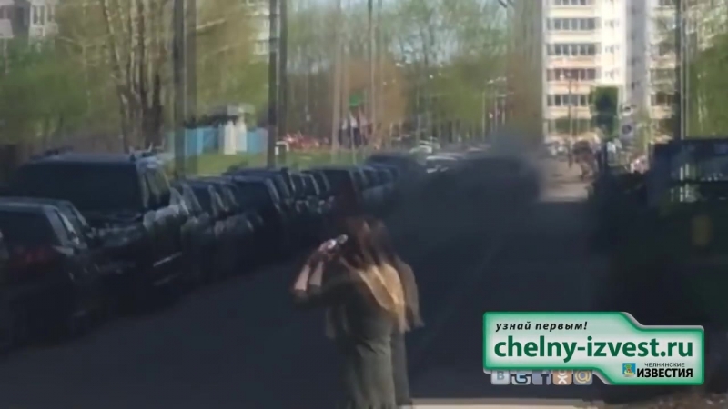 Неадекватный водитель протаранил 12 машин во дворе челнов