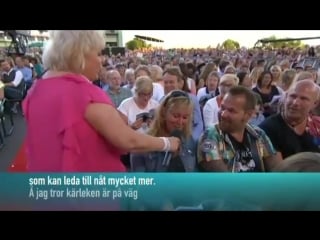 Kikki danielsson, måns zelmerlöw and the audience bra vibrationer (allsång på skansen)