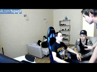 Валентин разносит пиздарванок и получает яичко