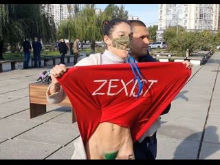 Активистка femen встретила президента с женой возле избирательного участка без нижнего белья и со свистком