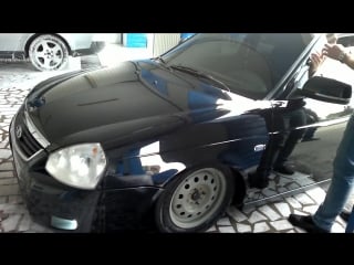 Красивая девушка на спущенной приоре