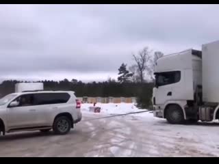 Девушка на прадо помогла дальнобойщику, респект девушке