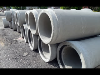 Спрятали пожилую женщину в трубе