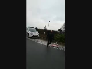 Un policier se faire tabasser par des bretons après avoir poussée une femme âgée mp4