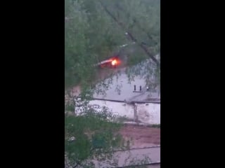 Развели костер рядом с гаражами и теплотрассой