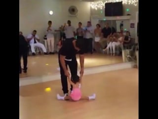 Малышка танцует сальсу с отцом (via al 'liquid silver' espinoza)