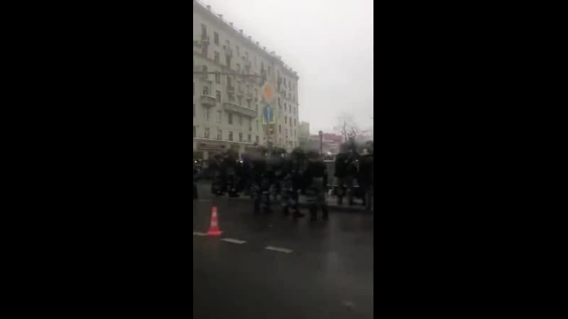 Много много людей на тротуарах тверской, ведущих к пушкинской площади и кремлю