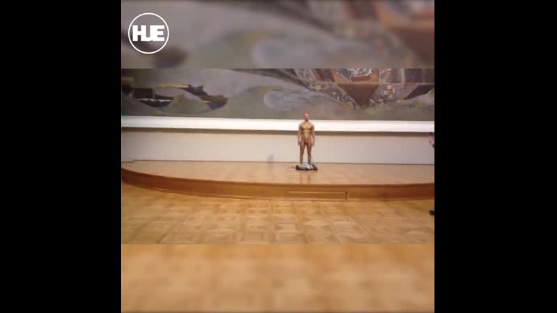 По третьякое прогулялся мужчина в одних трусах
