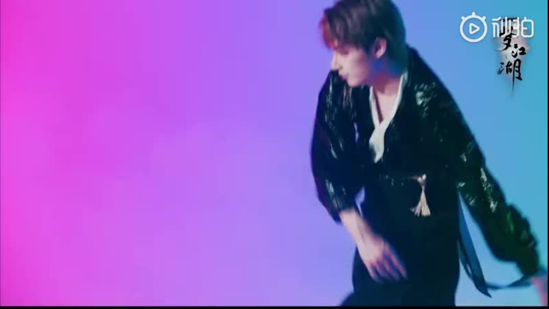 Jun dancing in traditional/period costume for the game [楚留香] 一梦江湖 !
