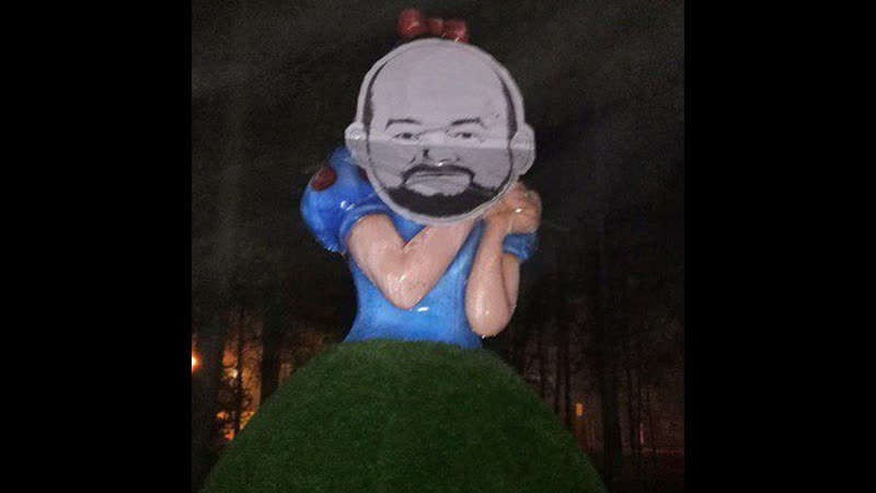 В архангельском парке появились белоснежка и семь гномов с лицами чиновников