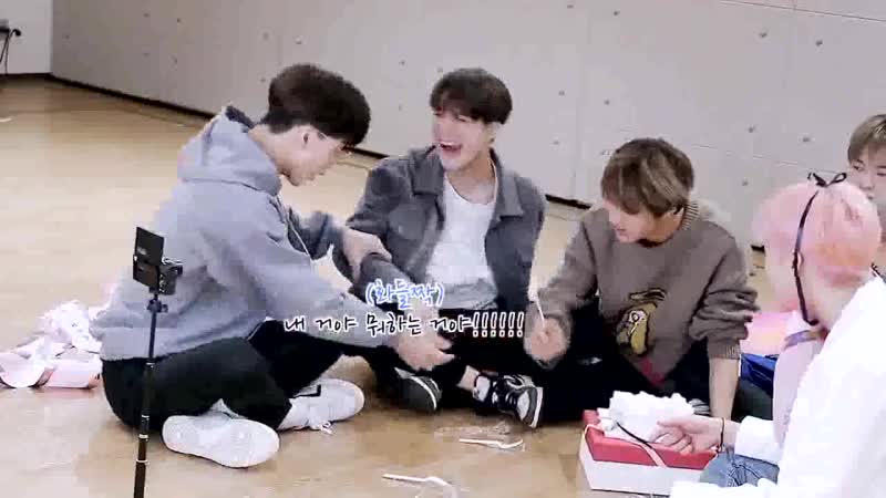 Jisung's reaction after finally having a realization that it was his phone jeno and hyuck was trying to put on the cake