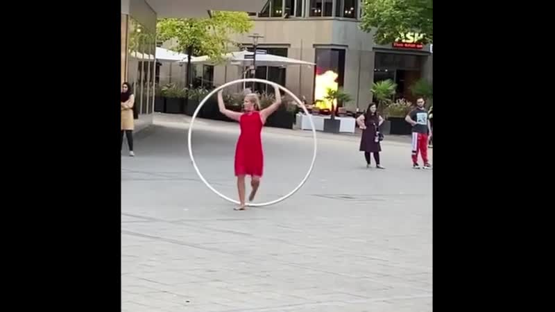 Завидую ее вестибулярному аппарату)