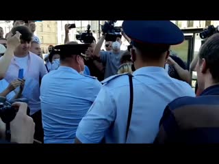 Питерская активистка пытается отобрать свою любимую картонку у полицейских, потому что ей не на чем будет спать вишенкой на